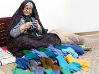 «ننه عصمت» که بود؟ / زنی که حدود نیم‌قرن برای رزمندگان دستکش بافت